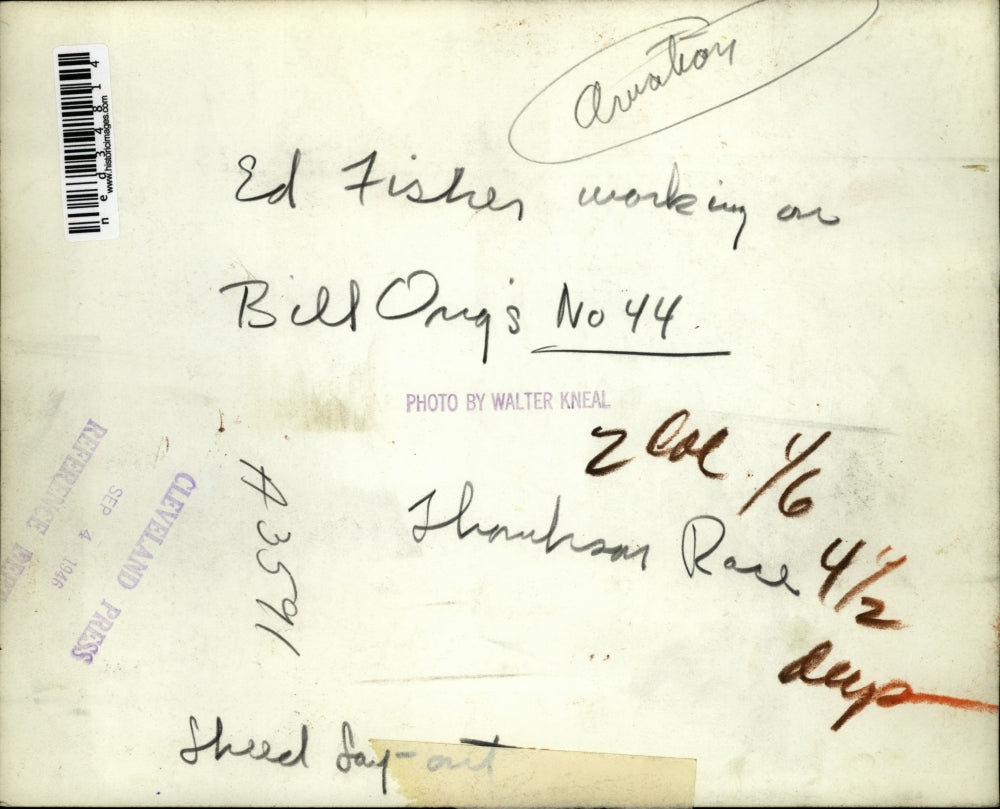 1946 Press Photo Ed Fisher working on Bill Orig's No 44