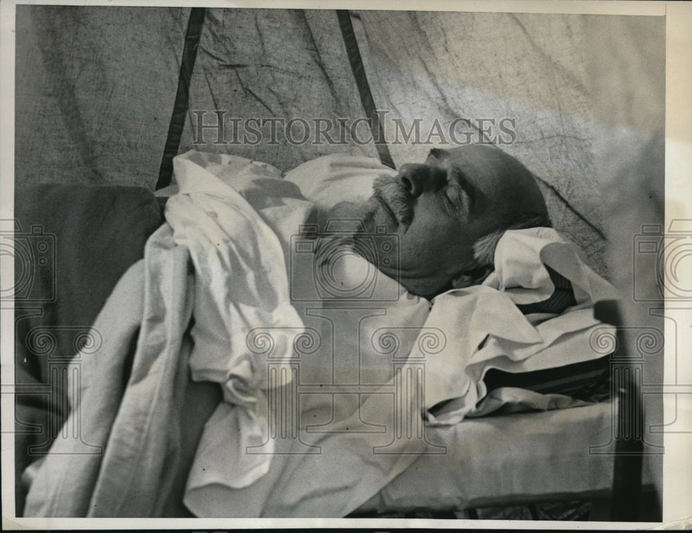 1933 Press Photo Unable to become accustomed to hotel rooms Harry K Eustace