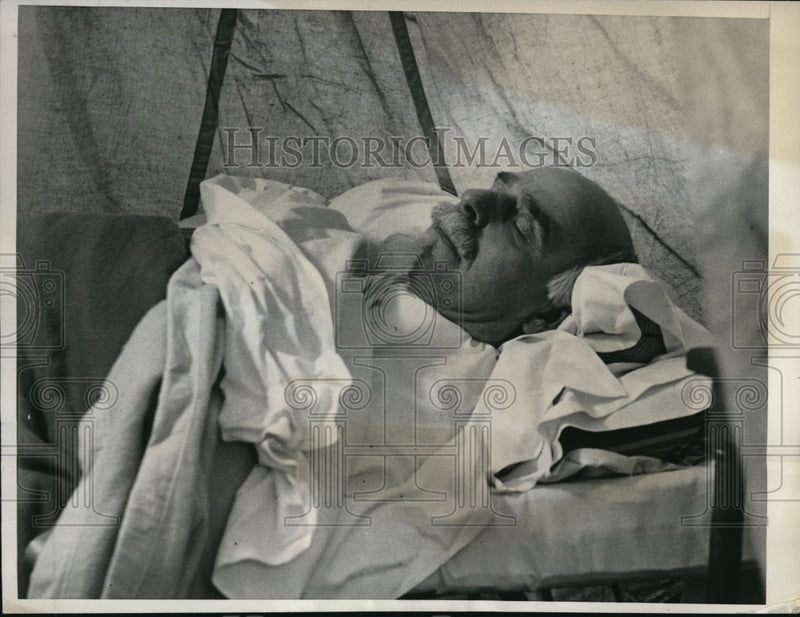 Load image into Gallery viewer, 1933 Press Photo Unable to become accustomed to hotel rooms Harry K Eustace

