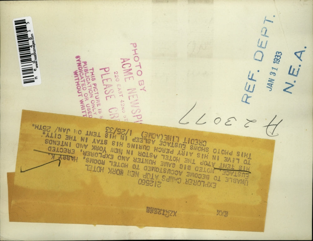 1933 Press Photo Unable to become accustomed to hotel rooms Harry K Eustace