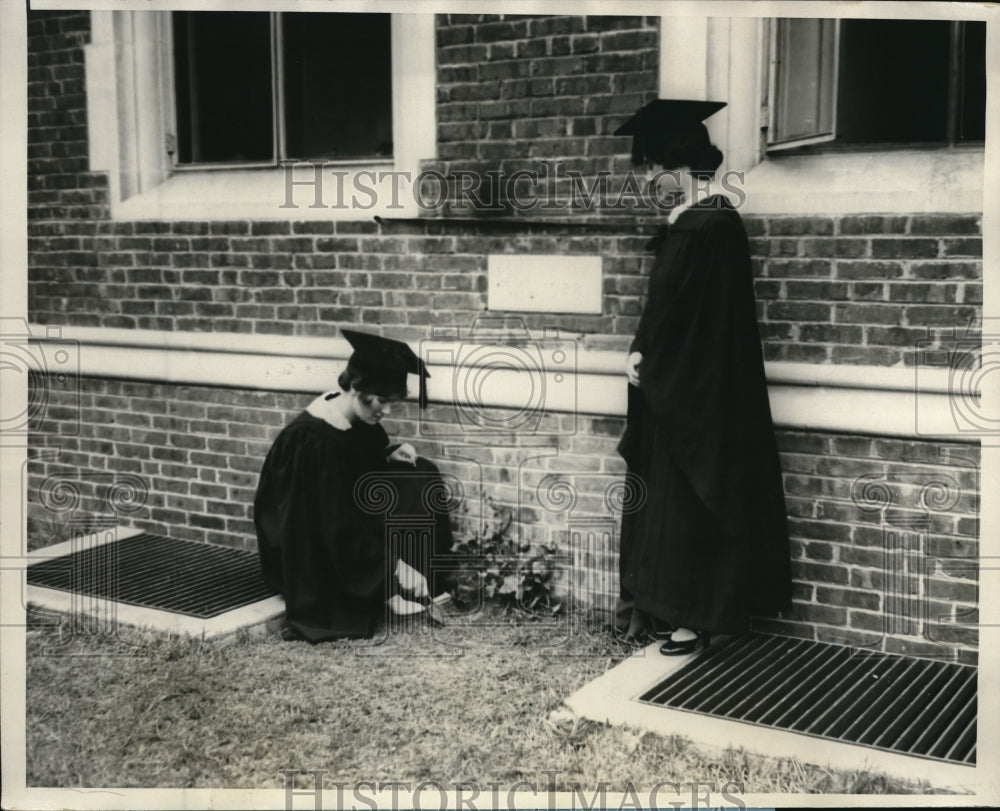 1928 Press Photo Philadelphia photo shows planting the Ivy at Bennett Hall.
