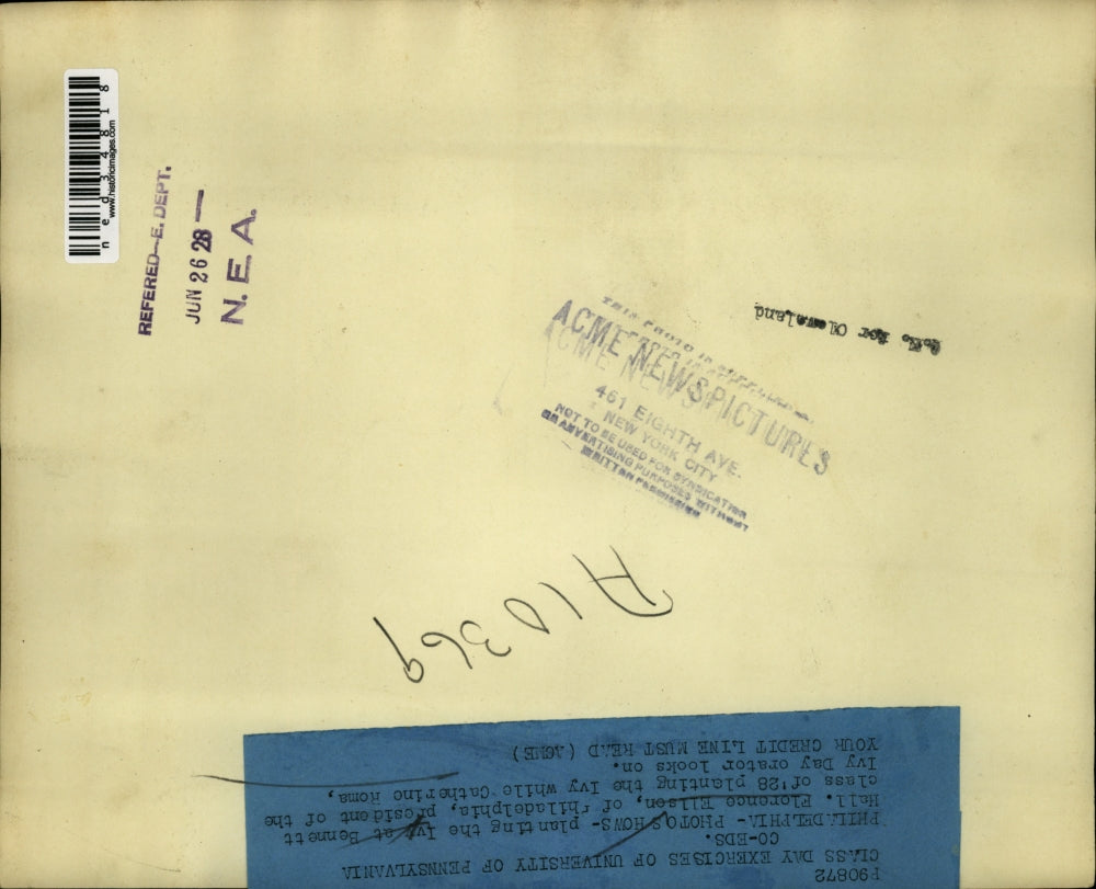 1928 Press Photo Philadelphia photo shows planting the Ivy at Bennett Hall.