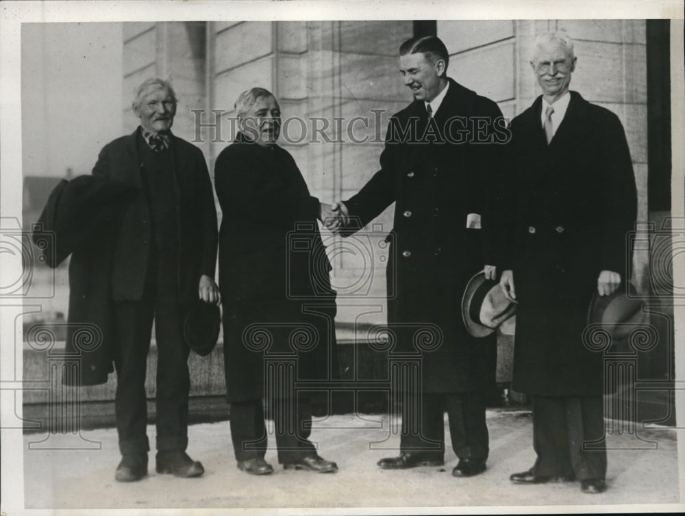 1933 Press Photo Warning that taxpayers are about to go on a strike more than