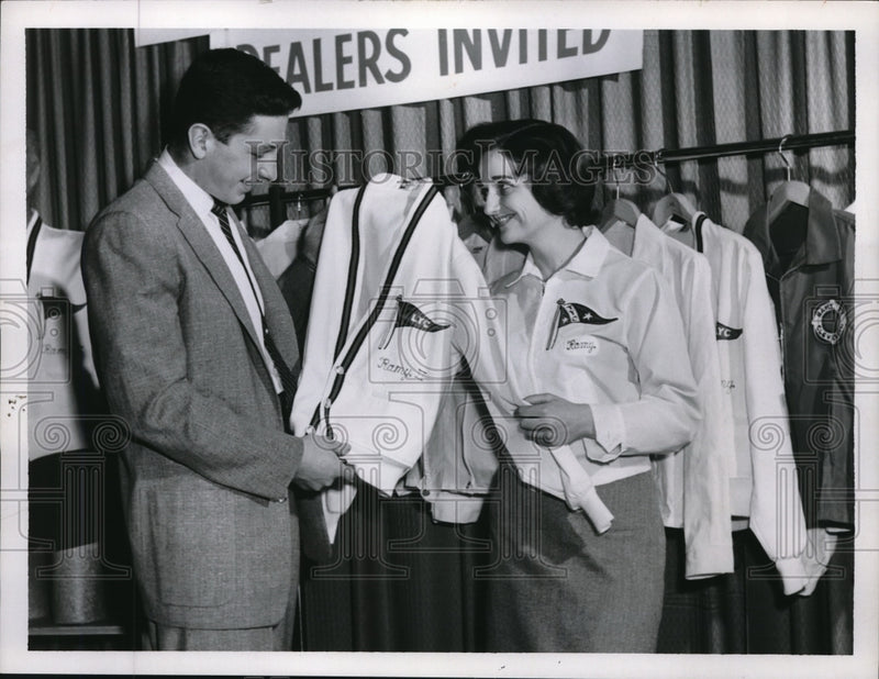 Load image into Gallery viewer, 1959 Press Photo Chuck Messina &amp; Mrs. Carol Weiss at boat show
