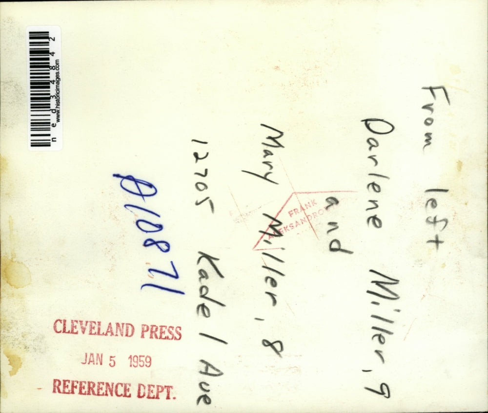 1959 Press Photo Darlene Miller & Mary Miller peak out of a window