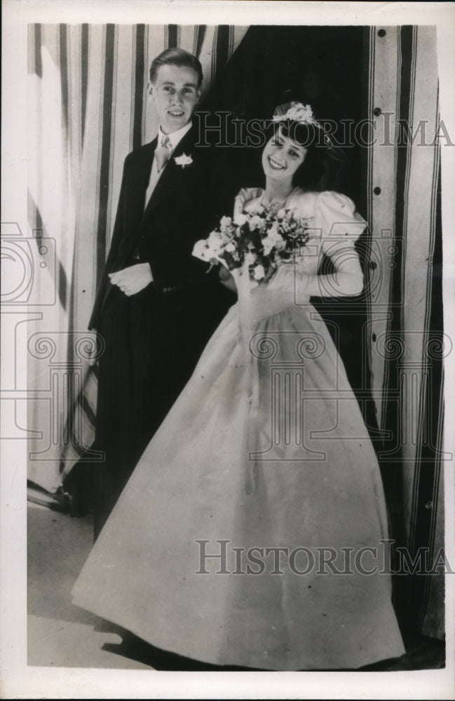 Load image into Gallery viewer, 1939 Press Photo James Terence Milney and Virginia Lee Howard after wedding
