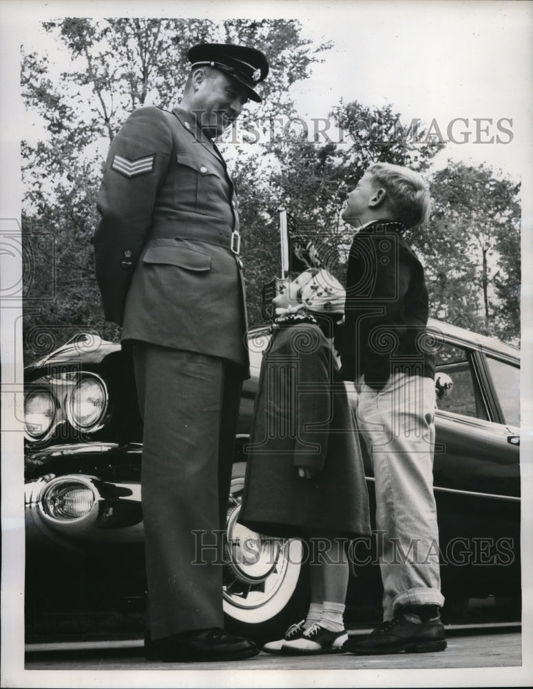 1959 Press Photo Ann Ternes and her brother Chris make friends with D. Nicholson