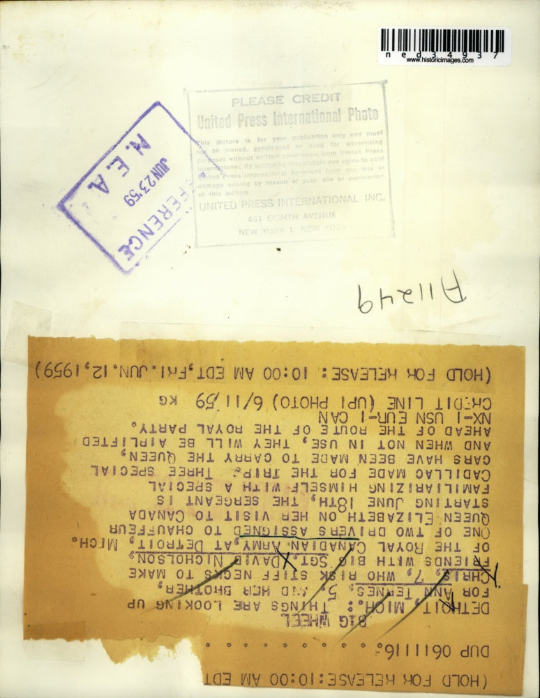 1959 Press Photo Ann Ternes and her brother Chris make friends with D. Nicholson