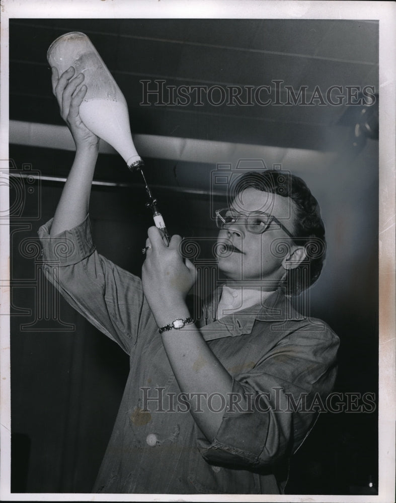 1957 Press Photo Mrs Shirley Craig of Akron Ohio