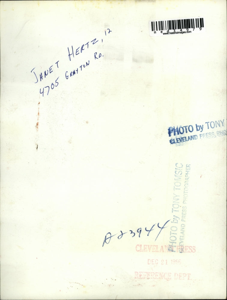 Load image into Gallery viewer, 1966 Press Photo Janet Hertz, 12, posed for a picture
