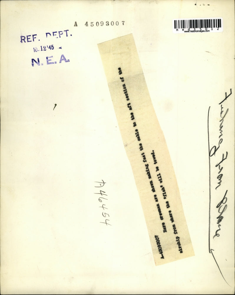 1945 Press Photo Here crewmen are making fast the cable to the aft section of