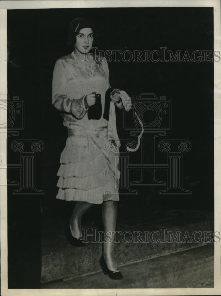 1929 Press Photo Miss Valerie French shown as she left St Luke's Hospital in