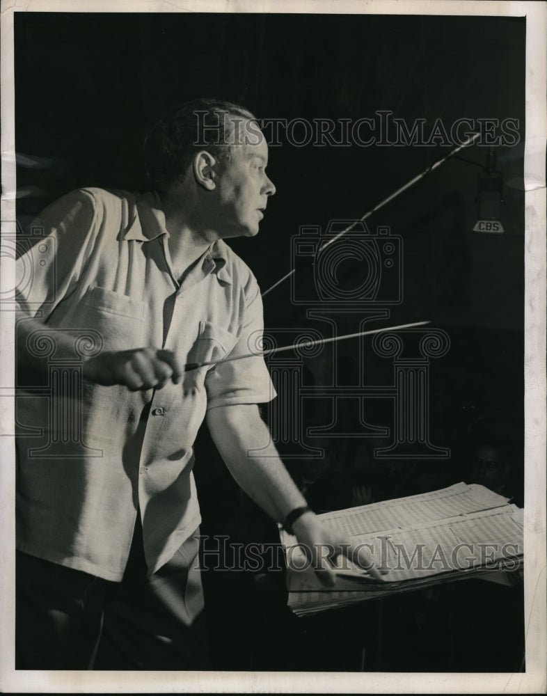 Load image into Gallery viewer, 1949 Press Photo Raymond Paige maestro or CBS Air Force Radio - ned35045
