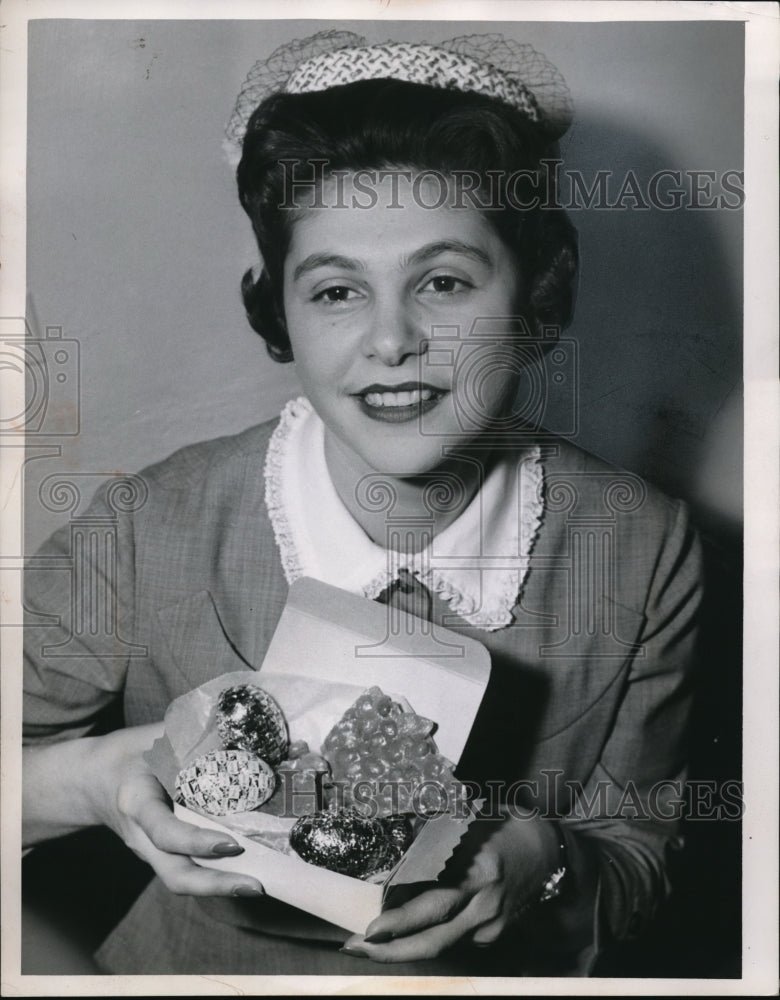 1955 Press Photo Mrs Jerry Frisch with home deocr
