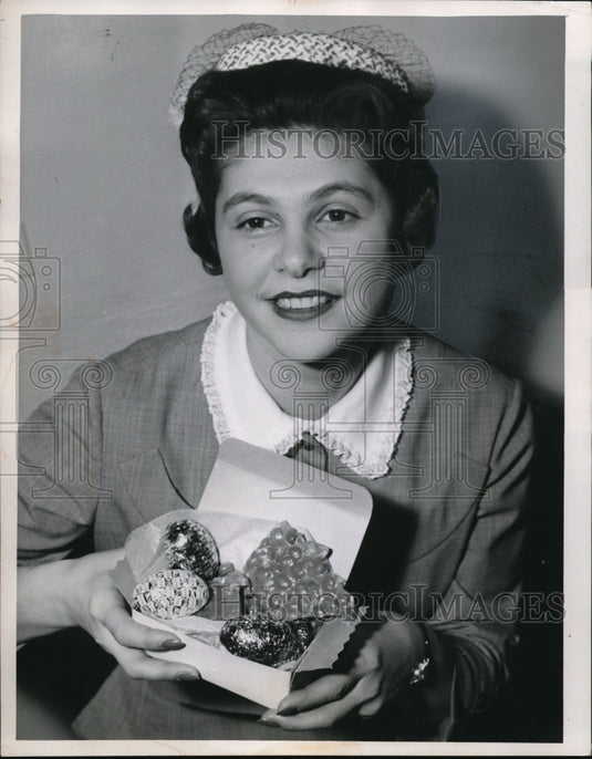 1955 Press Photo Mrs Jerry Frisch with home deocr