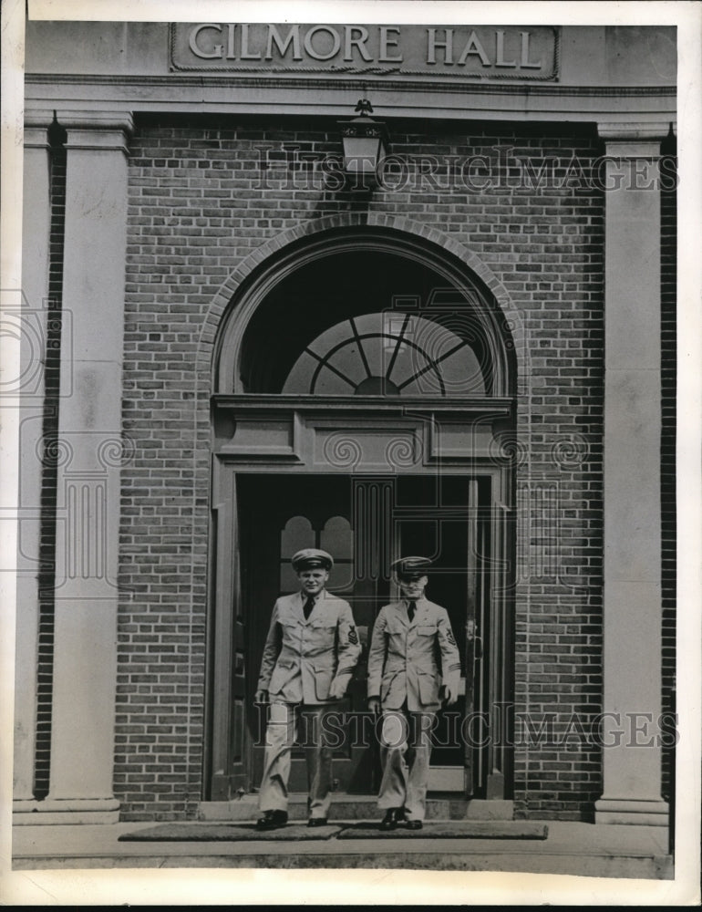 1943 Press Photo Chief Eckberg & Chief Cameron Walk Through The Gilmore Hall
