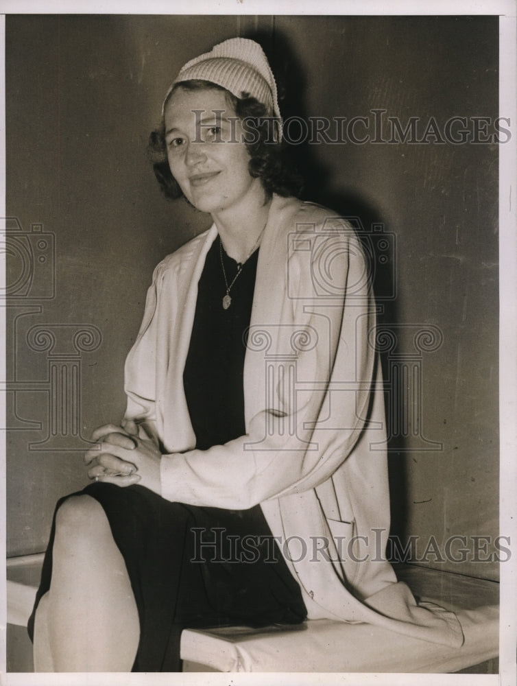 1937 Press Photo Mary Lou English Being Held As A Material Witness