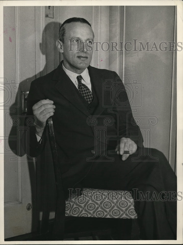 Load image into Gallery viewer, 1934 Press Photo Capt. A. R. Dewar British Naval Officer On Liner Malolo
