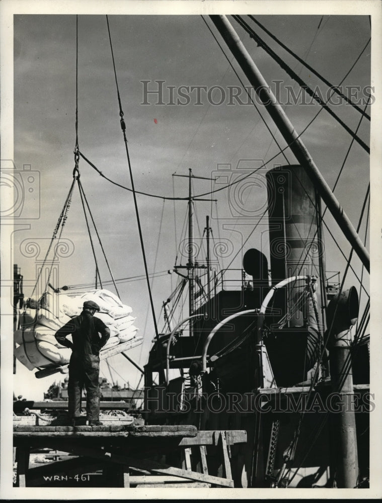 1942 Press Photo Flour And Grain Flow In A Steady Stream To Ports To Our Allies