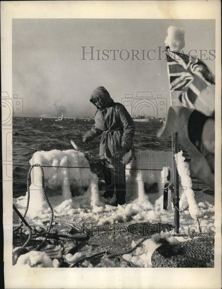 1943 Press Photo Seaman Breaks Ice Off A Ships Rail In Preparation For Departure
