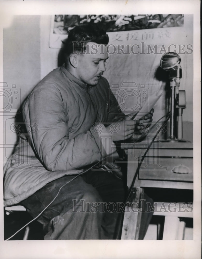 1952 Press Photo PFC. Paul F. Schinur Gave Photographs To I.N.P. Correspondent