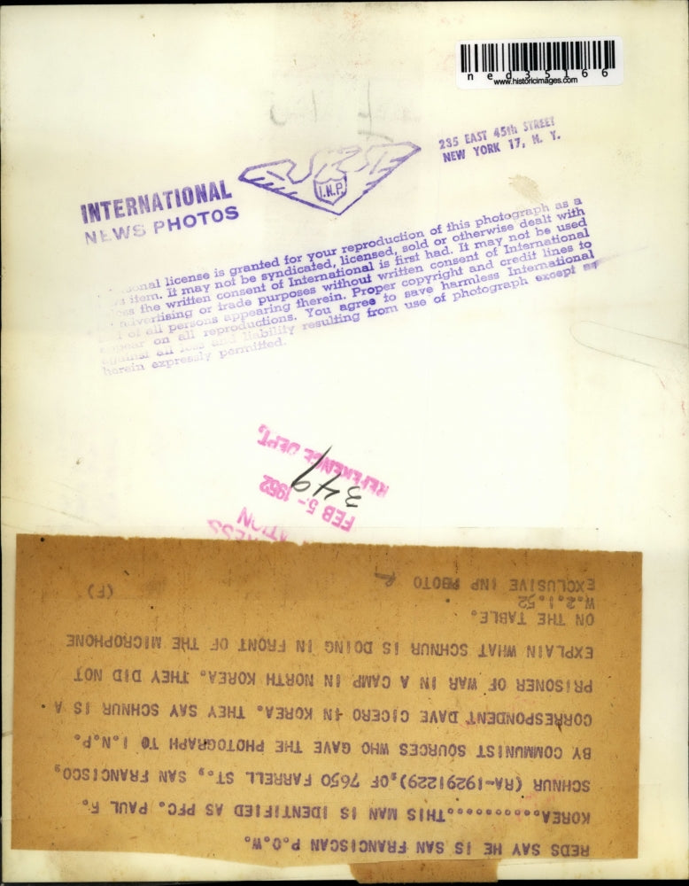 1952 Press Photo PFC. Paul F. Schinur Gave Photographs To I.N.P. Correspondent