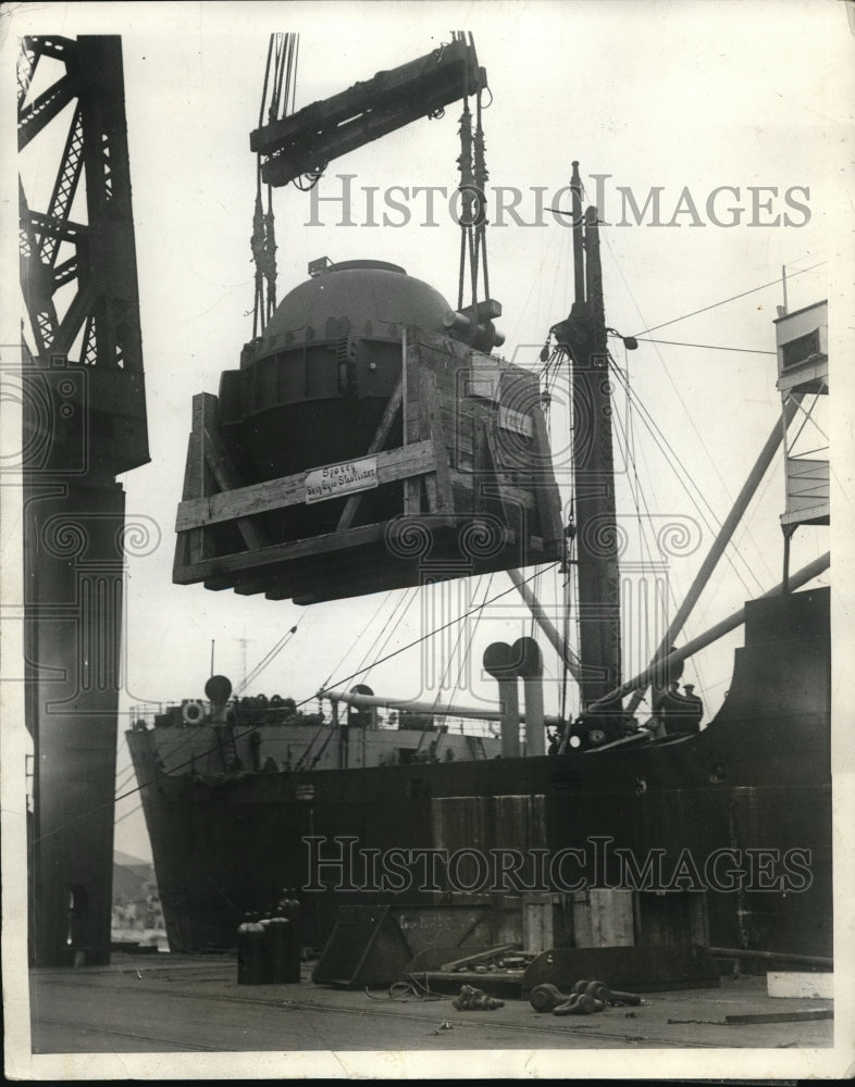 1931 Press Photo Sperry Gyro Stabilizer Being Lifted Aboard Liner West Harcuuar
