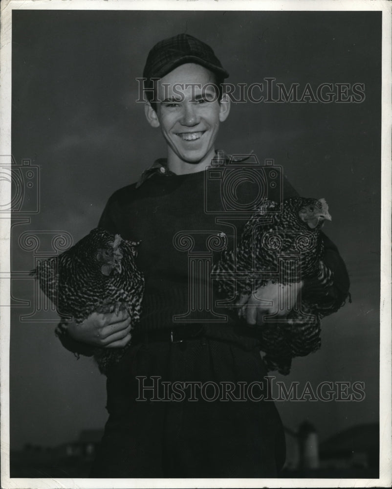 1943 Press Photo Richard Lenigan 4-H Club Boy Holding Two Layers of His Flock