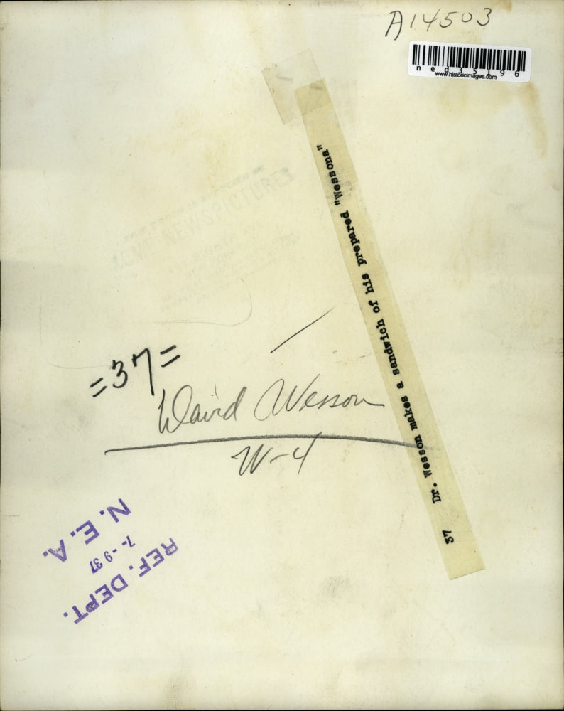 1937 Press Photo Dr. Wesson Makes A Sandwich Of His Prepared "Wessona"