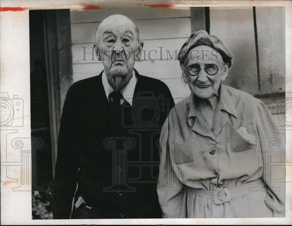 1946 Press Photo Mr. and Mrs. Addison Harwood, South Butler, N.Y.