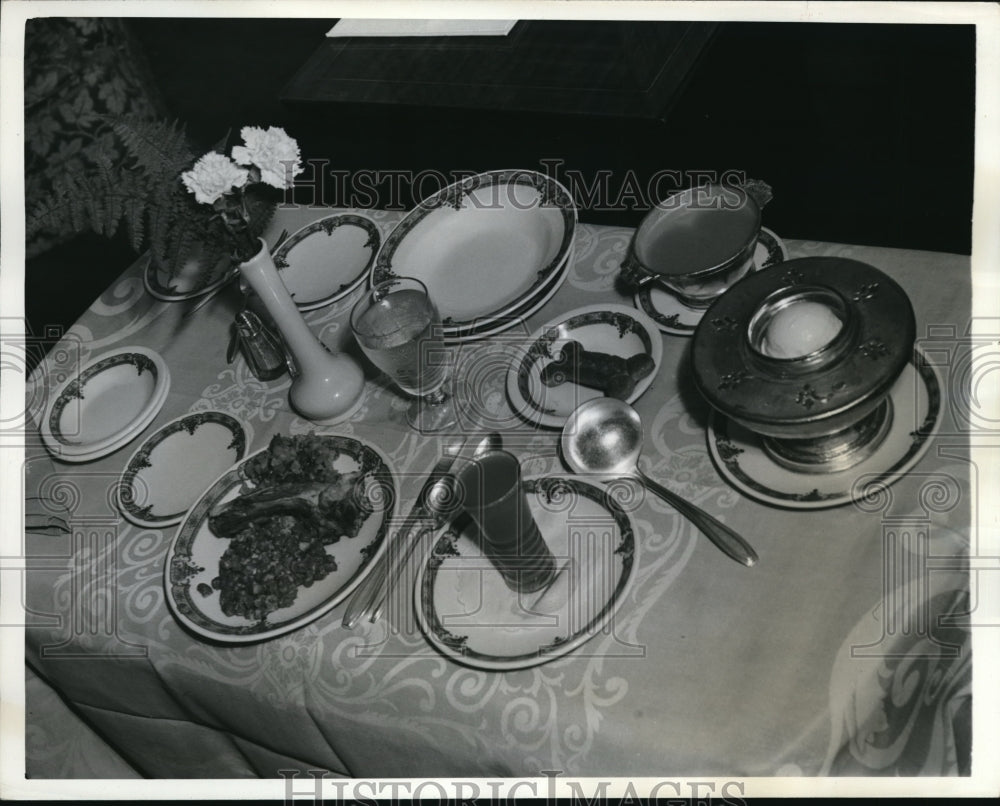 1941 Press Photo An Inviting Table Serving