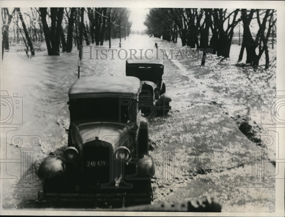 1933 Press Photo Automobiles stranded on the flood