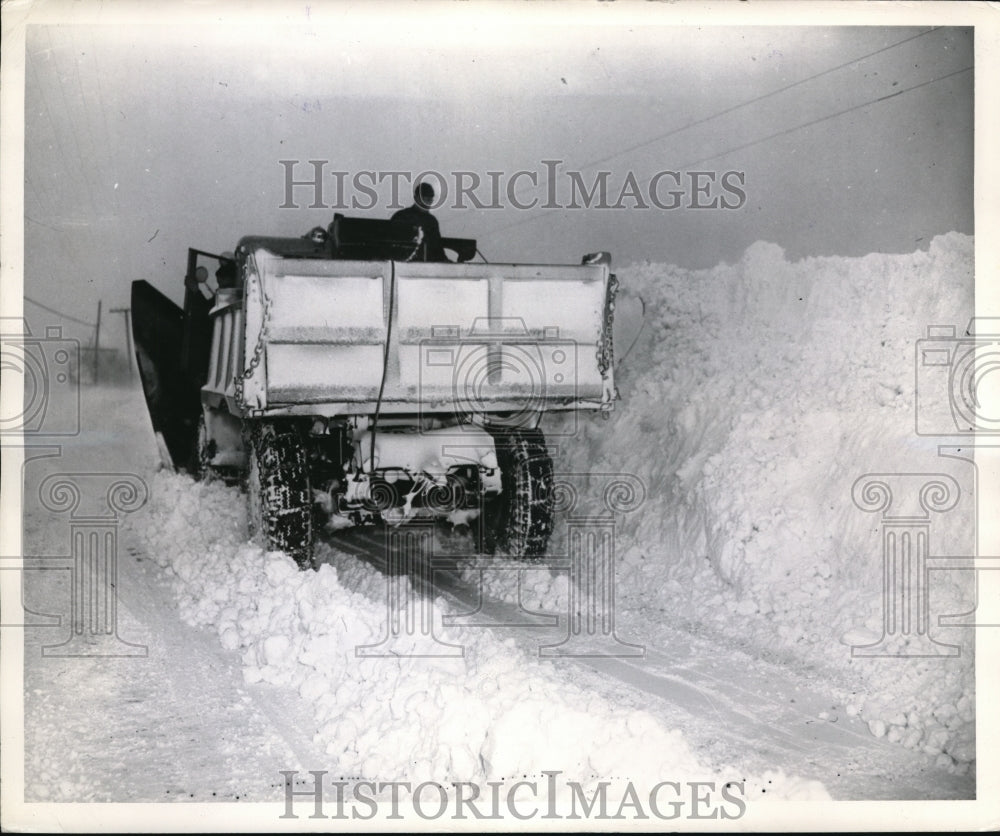 1945 Press Photo Truck in New York State snow