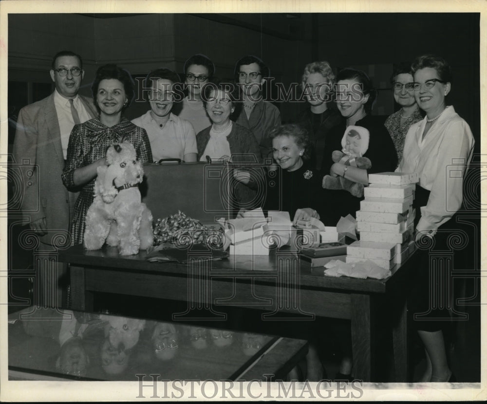 1960 Press Photo MW Mielke with the Women&#39;s Club of White Motor Co packing gifts- Historic Images