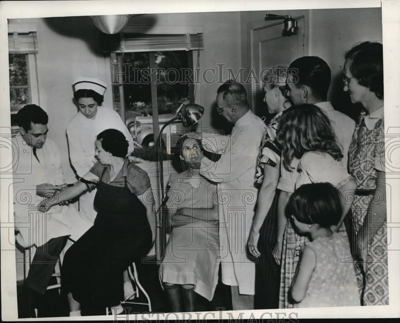 Load image into Gallery viewer, 1939 Press Photo Federal Farm Security Clinic
