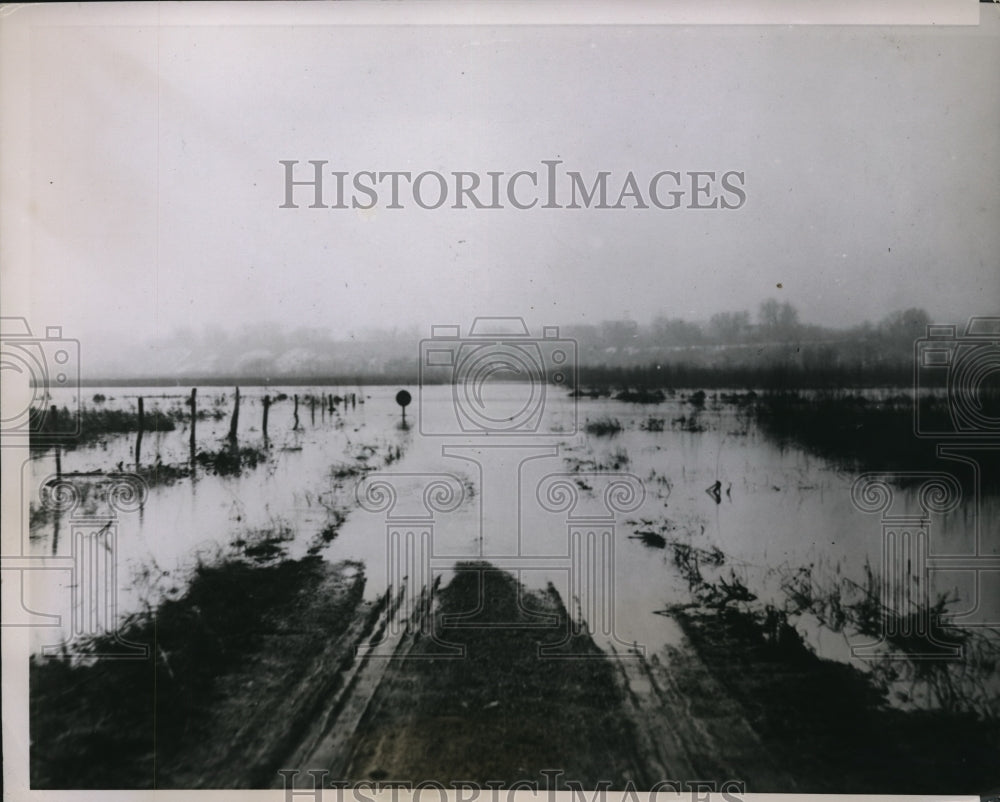 1936 Press Photo Roadways flooded in Peoria County, Illinois
