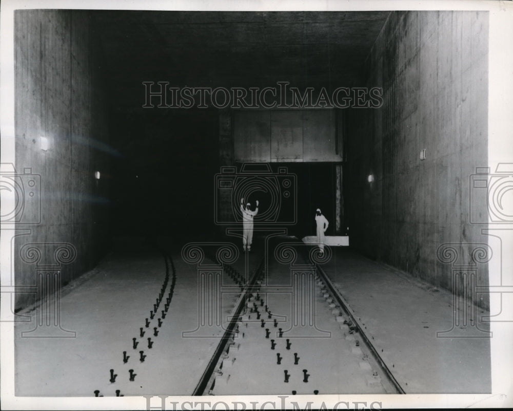 1956 Press Photo Two members at General Electric Company's operating force