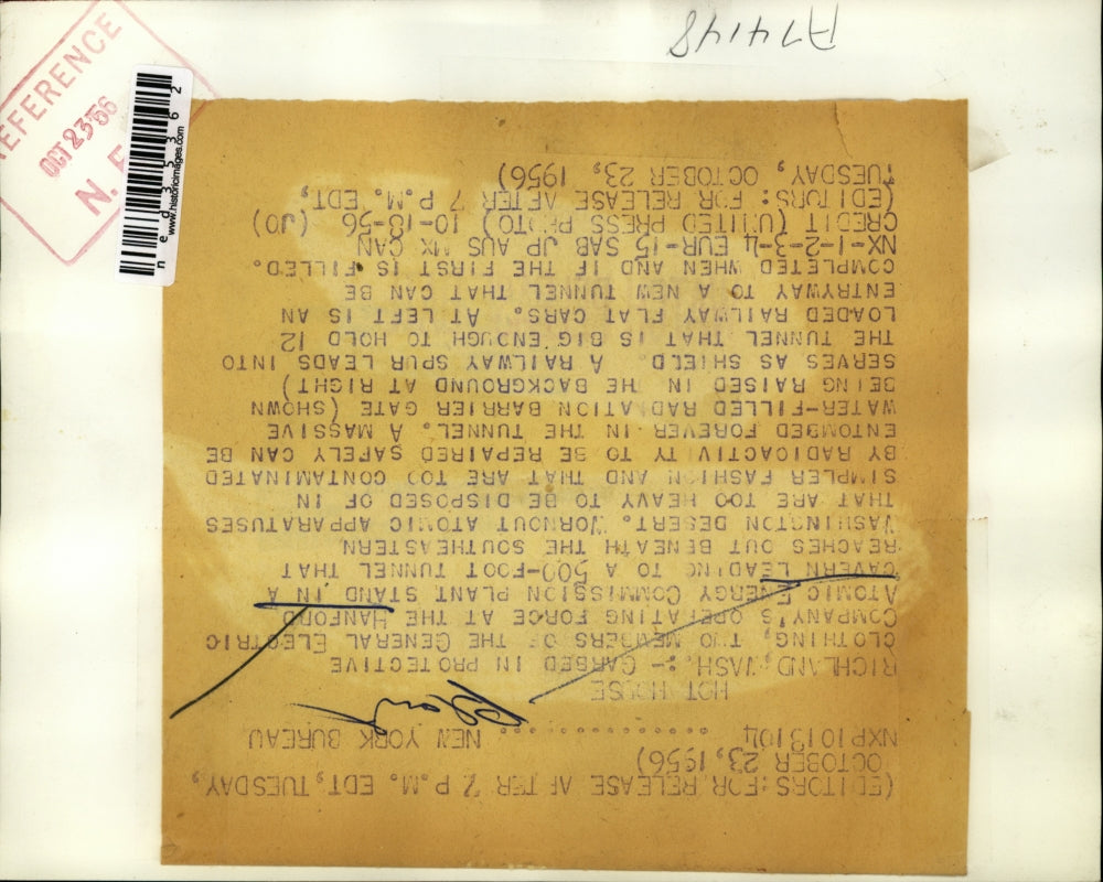 1956 Press Photo Two members at General Electric Company's operating force