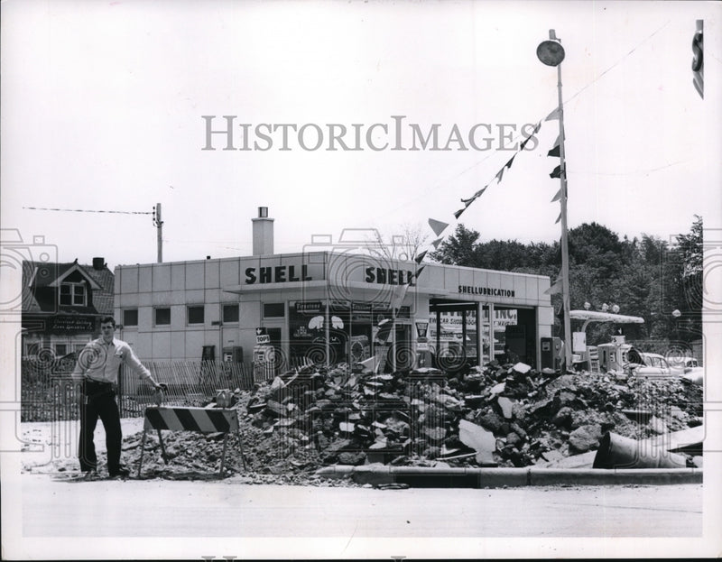 Load image into Gallery viewer, 1959 Press Photo Matt Fleming, Manager Of Blocked Off Shell Station
