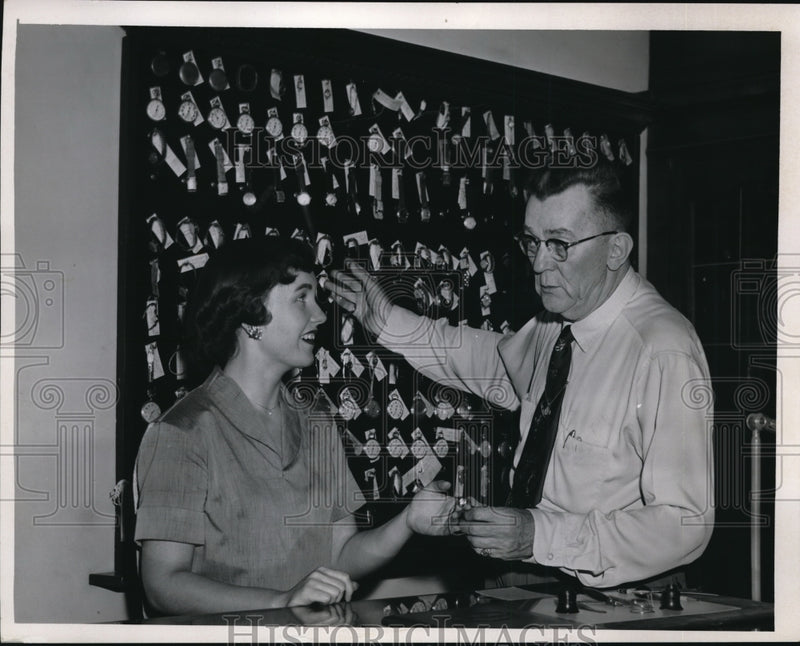 Load image into Gallery viewer, 1958 Press Photo Mary Anne FarrestellAnd Jack O' Malia At Jewelery Store
