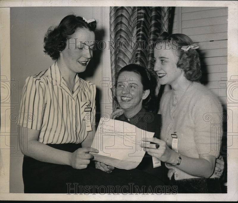 Load image into Gallery viewer, 1939 Press Photo Sports pilots J. Fulton, P.A. Ford &amp; B. Bachman at convention
