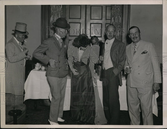 1936 Press Photo Q. Wood, C.R. Cooper, Mrs. Cooper, R.V. Buren & F. Buck relax- Historic Images