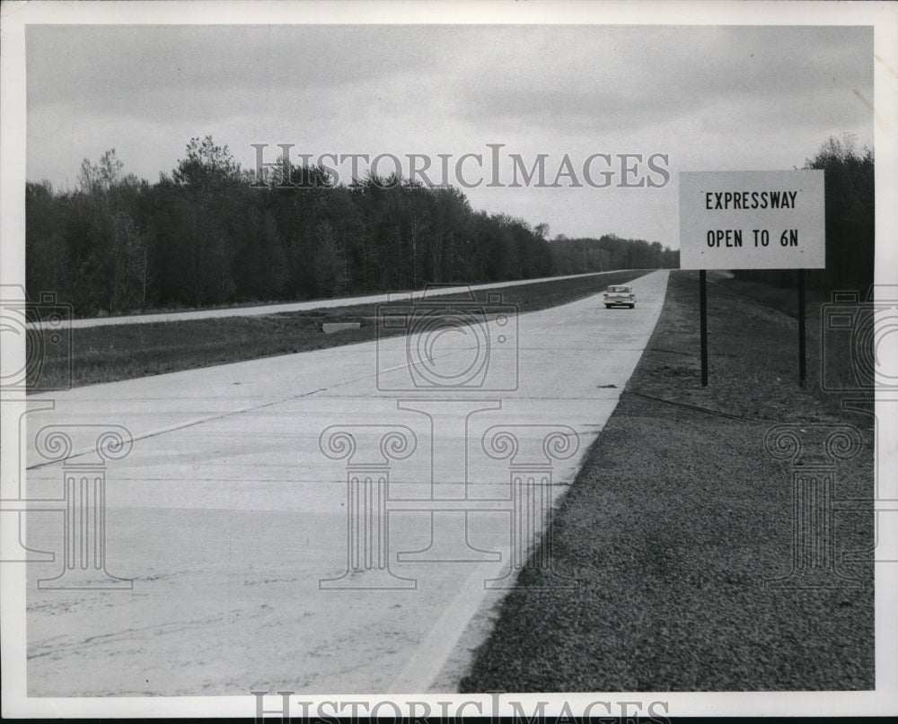 1960 Press Photo Erie expressway Thruway with car passing by