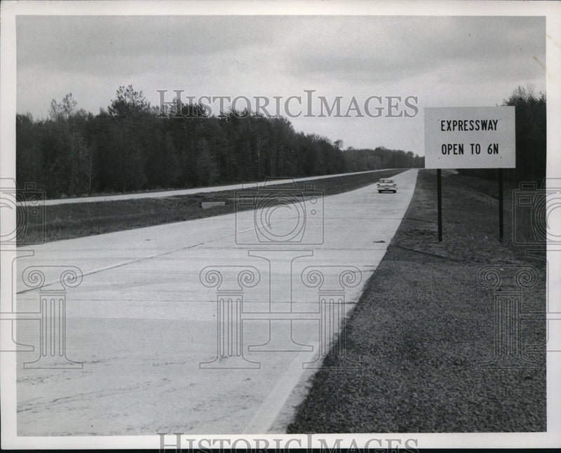 Load image into Gallery viewer, 1960 Press Photo Erie expressway Thruway with car passing by
