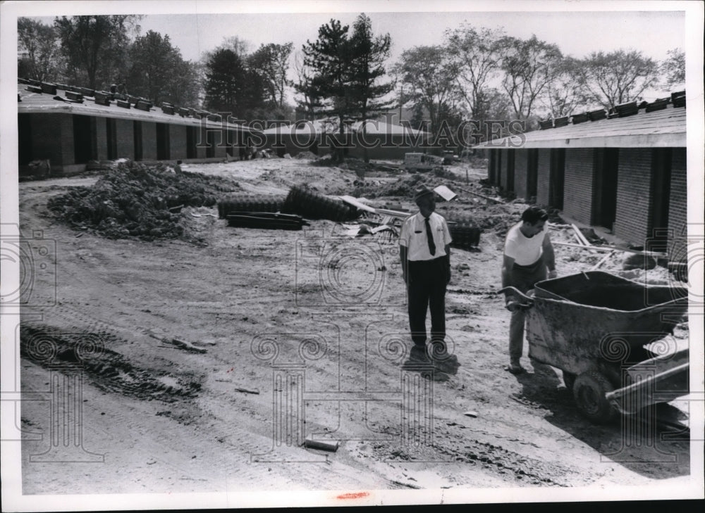 1969 Press Photo Men working at Council Gardens - ned35445