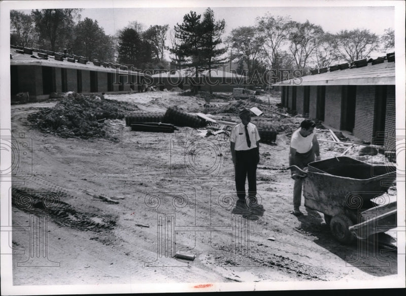 Load image into Gallery viewer, 1969 Press Photo Men working at Council Gardens - ned35445
