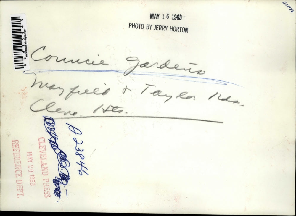 1969 Press Photo Men working at Council Gardens - ned35445