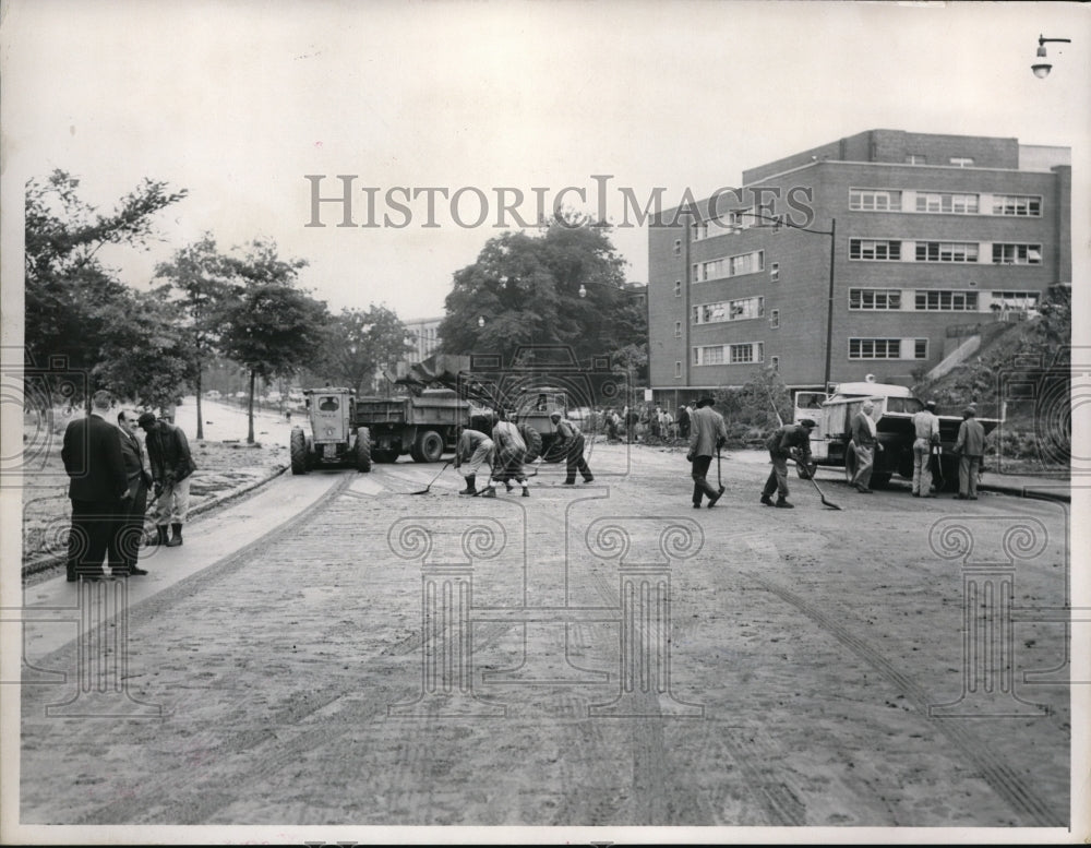 1959 Press Photo Men working at Lilac Lane adjoining Case Tech - ned35453