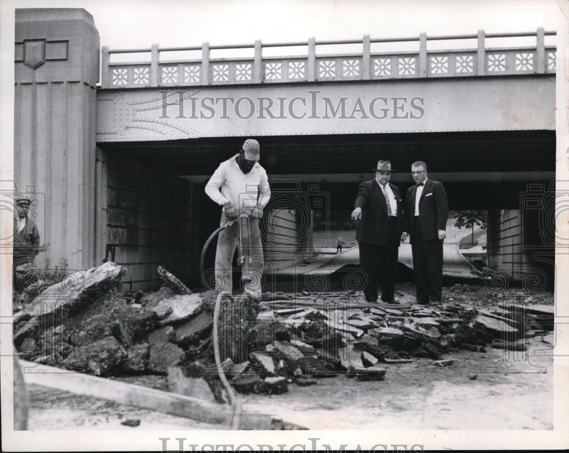 Load image into Gallery viewer, 1959 Press Photo Phil Gaeta and Louis Drasler at E. boulevard - ned35454
