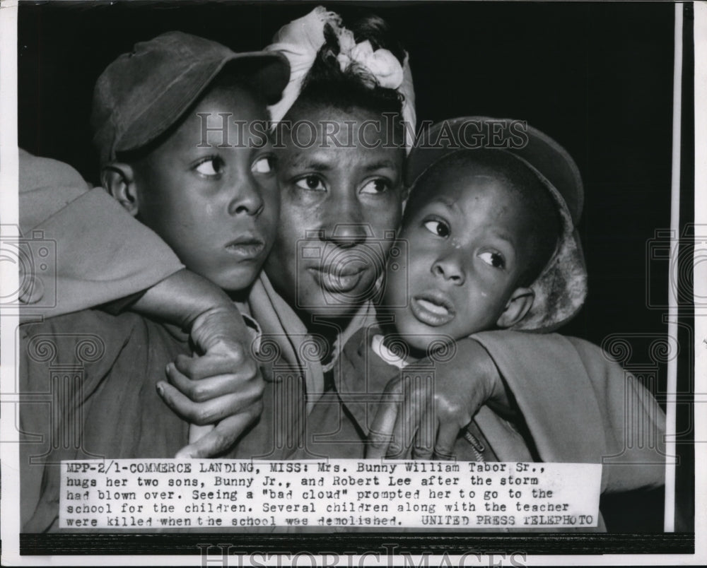 1955 Press Photo Mrs Bunny William Tabor Sr., hugs her two sons,